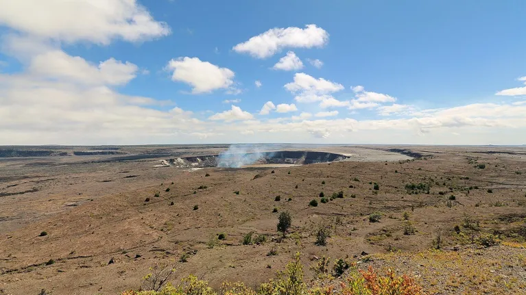 Halema'Uma'U Crater. Hawaii Volcanoes National Park (504403) (23778870155).jpg